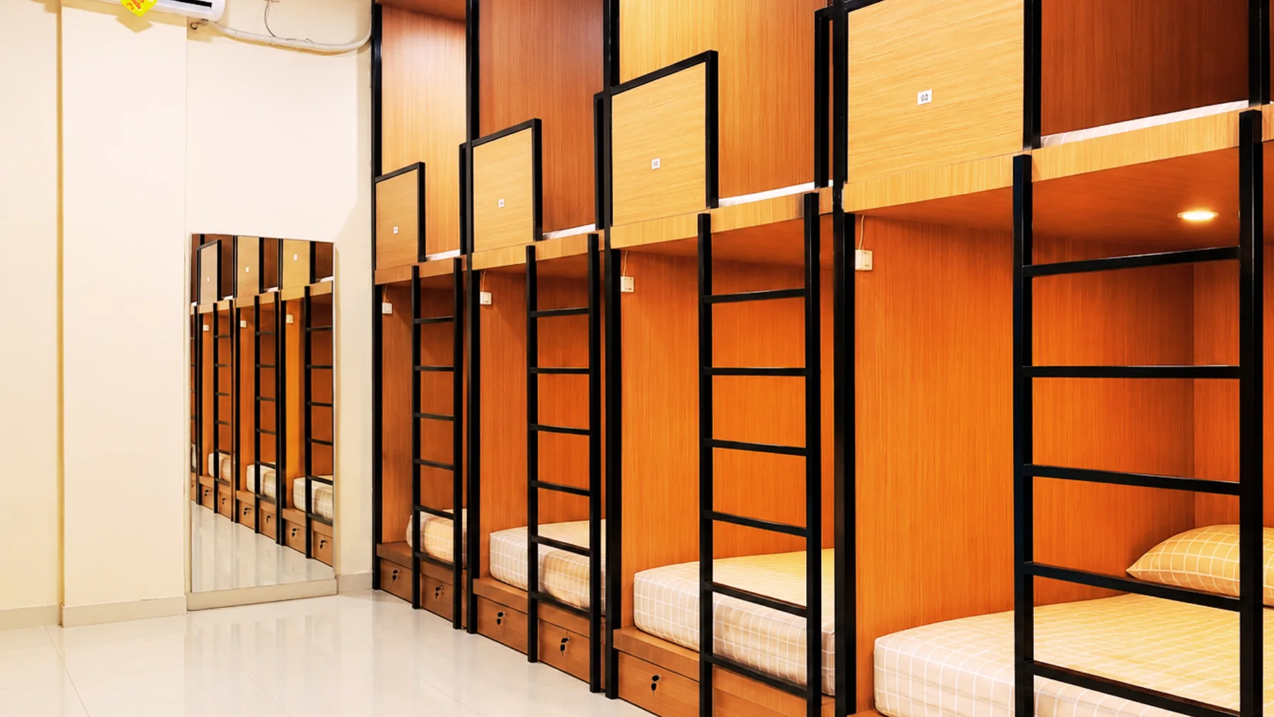 Kamar asrama Qonita